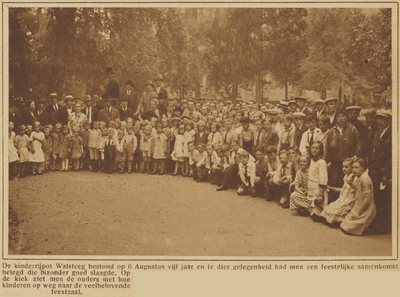 871379 Groepsportret van een grote groep kinderen met begeleiders van de 'kinderrijpot' Walsteeg, die feest gaan vieren ...